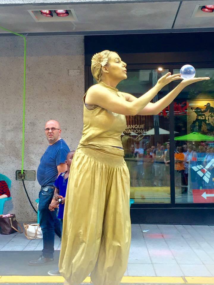 Goldie the Living Statue